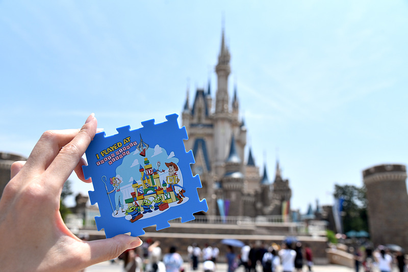 「シンデレラ城」を積み木で建設中