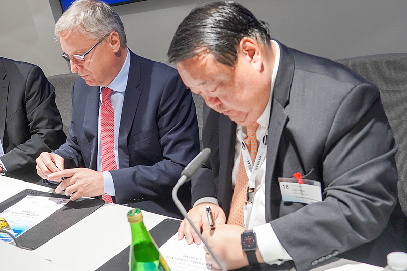 エアバス CCO（Chief Commercial Officer、最高商業責任者）クリスチャン・シェーラー氏（左）とセブ・パシフィック航空 CFO（Chief Financial Officer、最高財務責任者）アンドリュー・フアン氏（右）が契約書に署名
