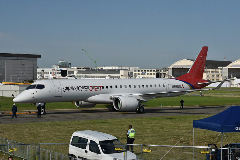 パリを飛び立つために滑走路区域に進入してくるスペースジェット