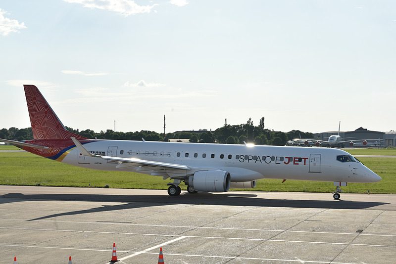 スタッフを乗せ、飛び立つために滑走路へと向かう