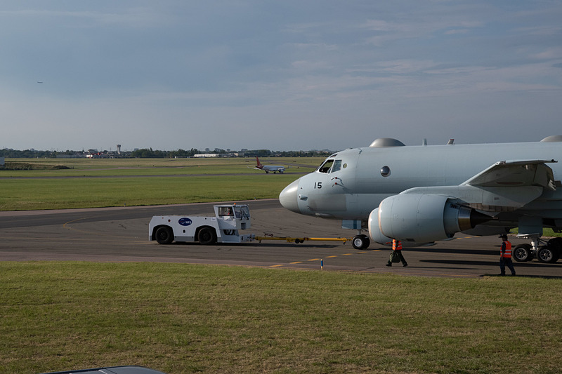 スペースジェットと入れ違いに滑走路地区に入ってくるP-1