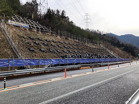 平成30年7月西日本豪雨により被災したのり面変状箇所の仮設物撤去工事を実施する