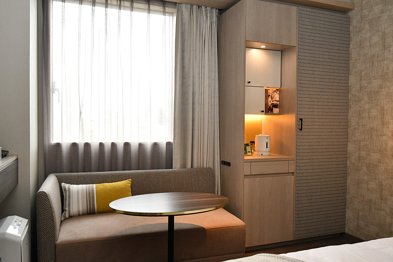 窓側にはソファ、テーブル、衣装、食器棚