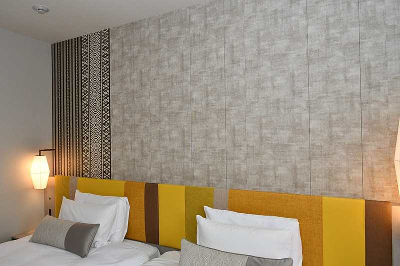 博多織をイメージした内装に五色献上の黄色をアクセントに配している