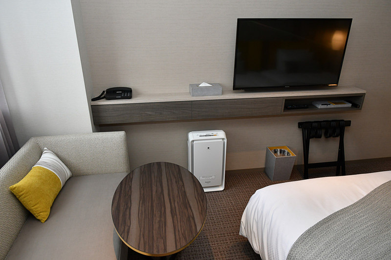 ソファとテレビ台の位置関係。空気清浄機は全客室に標準装備