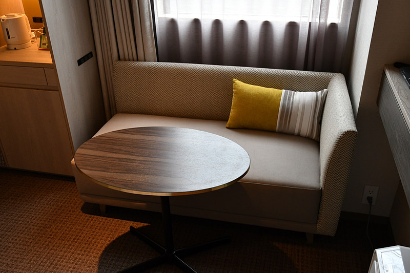 テーブルはPC作業ができる十分な面積をもつ