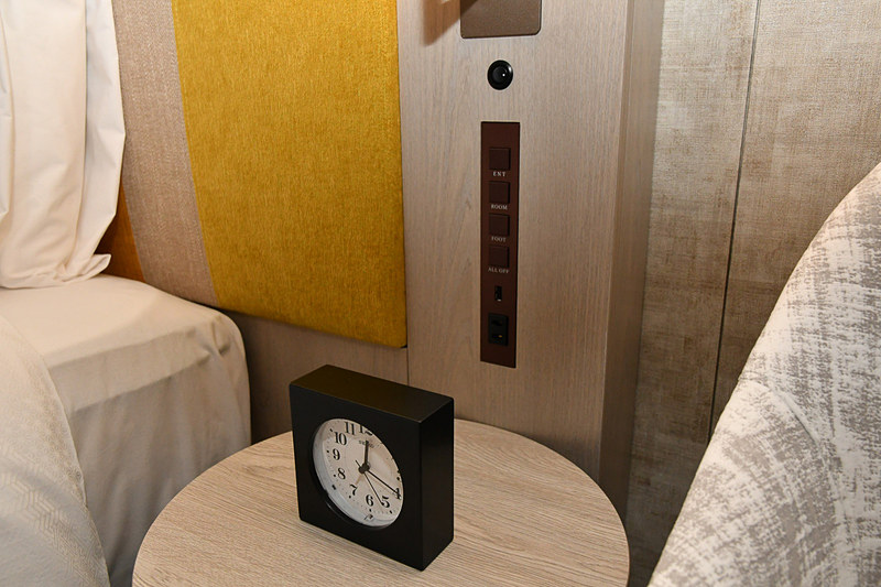 ベッドサイドの照明スイッチと充電用のUSBポート