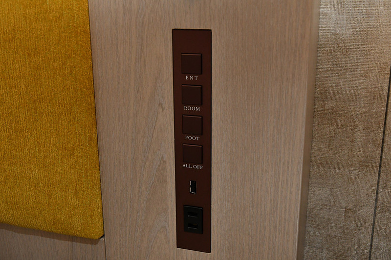 ベッドサイドの照明スイッチと充電用のUSBポート