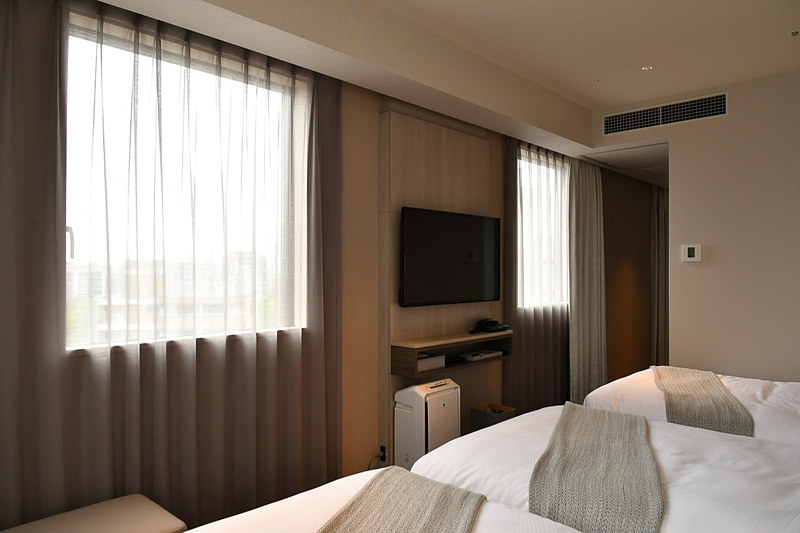 テレビボードは窓側