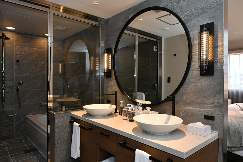 洗面台は2名が同時に使用できる