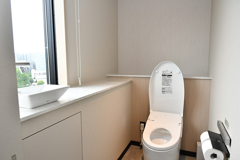 ハンガーラックスペースの奥がトイレ。窓があり外光が差し込む