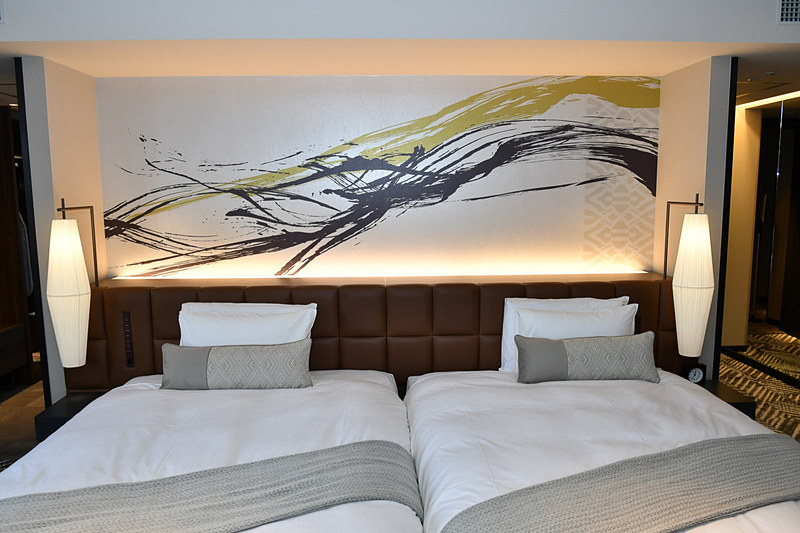 ベッド後方には書の掛け軸をモチーフとしたアクセントクロス