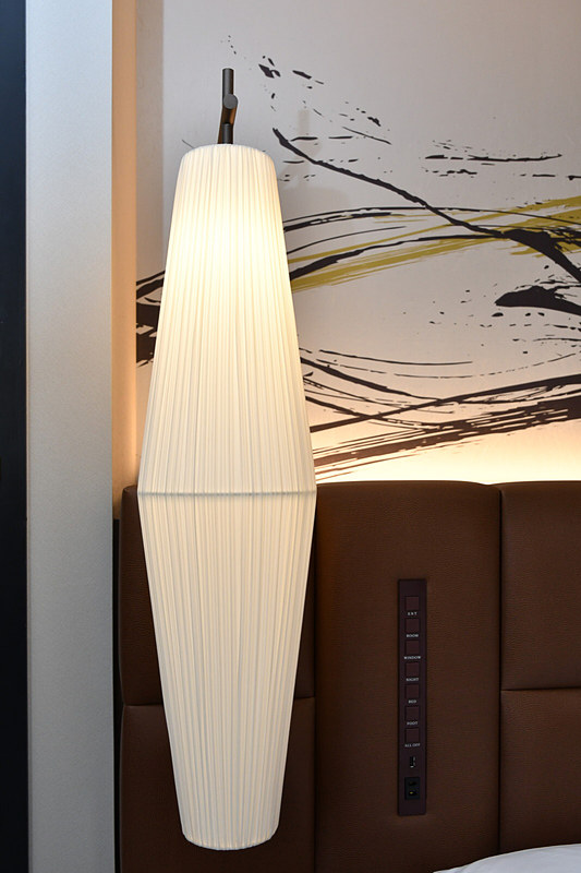 博多の屋台提灯をイメージしたベッド脇の照明。やわらかい光が特徴