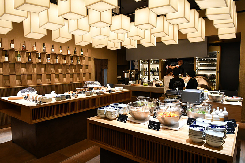 朝食ビュッフェでは写真のようにさまざまな料理が並ぶが、昼以降、「角打ち」スタイルの「ハカタ#092」がオープンする