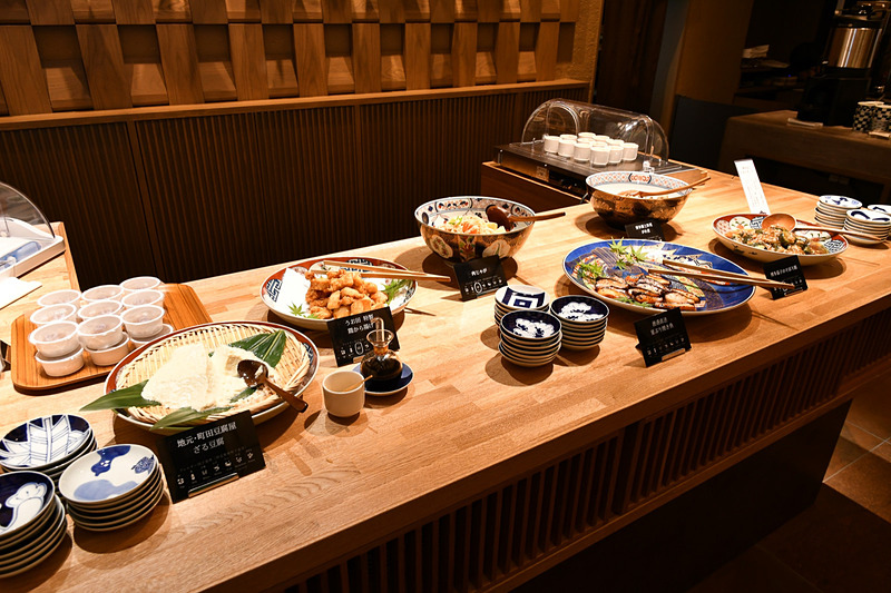 筑前煮など福岡の郷土料理や、博多湾で採れる新鮮な魚介などが味わえる。メニューは仕入れの内容によって変わるとのこと