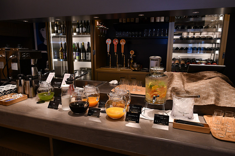 ドリンクスペースには、福岡の八女茶など地元を意識したラインナップとなっていた