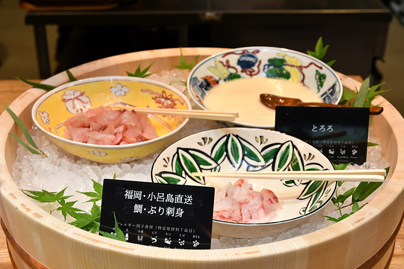 内覧会では、小呂島（おろのしま）から直送された鯛やブリの刺し身を味わうことができた
