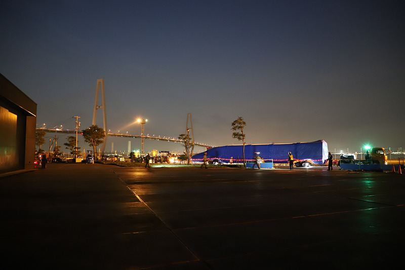 3時46分。トレーラーにけん引され、リニア・鉄道館の搬入口に新幹線車両が到着