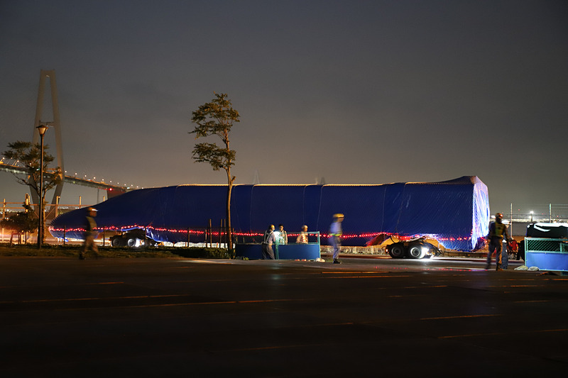 3時46分。トレーラーにけん引され、リニア・鉄道館の搬入口に新幹線車両が到着