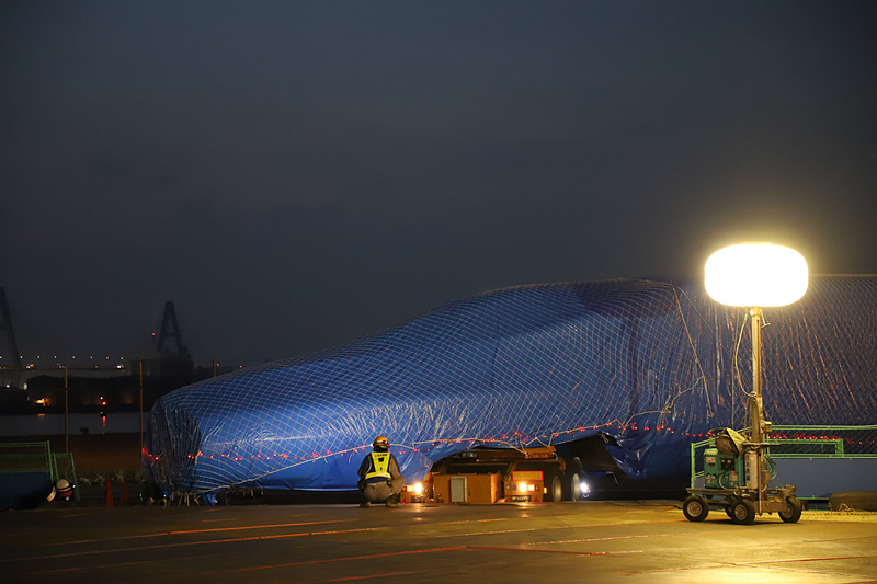 段差では一時停止し、車体が地面に接触しないよう入念にチェックされる