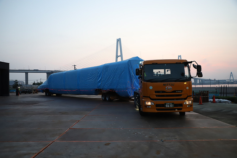 トレーラーが大きく切り返し、慎重に展示スペース付近まで進む