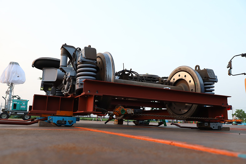 台車そのものが架設の台車に載っている。新幹線車両を載せたあとはこのまま展示スペースの線路まで移動し、その線路上で仮設の台車を解体する