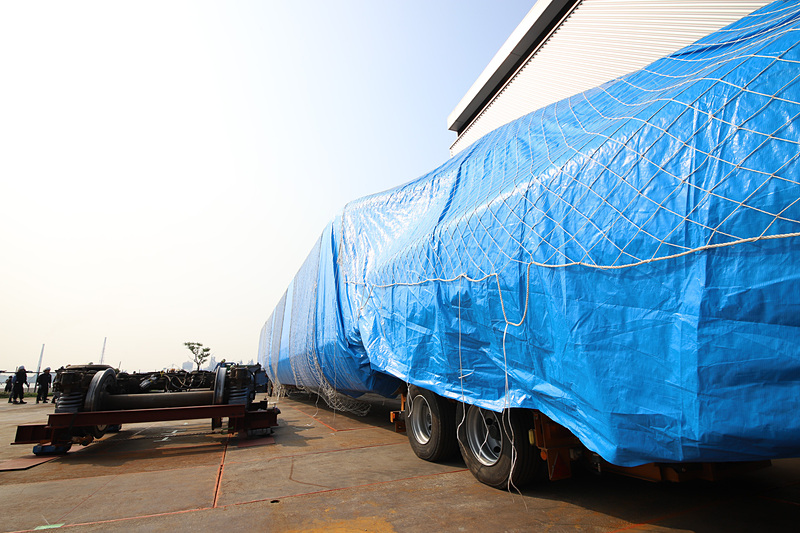 ブルーシートの表面を抑えていたネットを取り外す