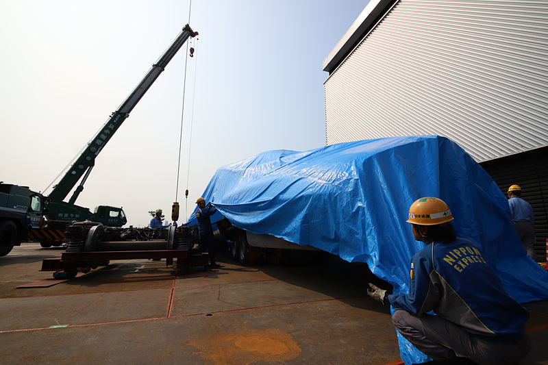 ブルーシートを取り外すためにクレーンを使用する。なお、このブルーシートは新幹線用に特注された1枚モノ