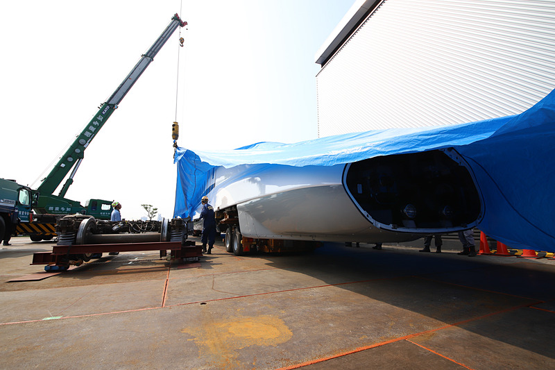 ブルーシートを吊り上げ、ついに車両が姿を現わした