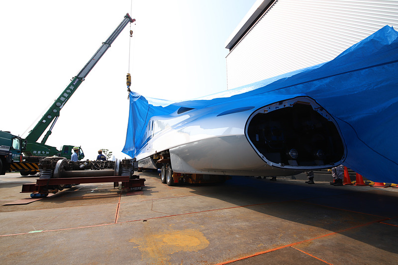 ブルーシートを吊り上げ、ついに車両が姿を現わした