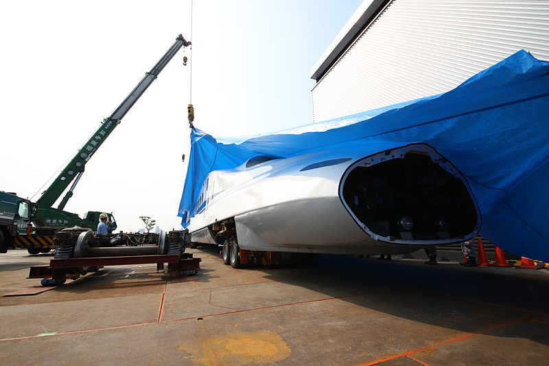 ブルーシートを吊り上げ、ついに車両が姿を現わした