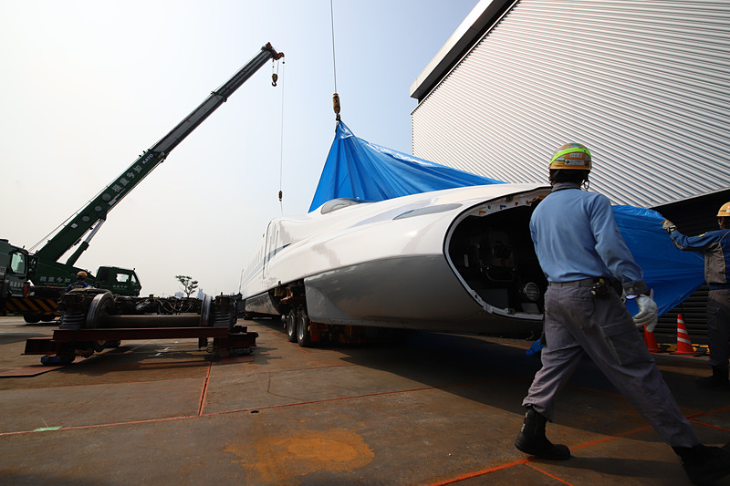 ブルーシートを吊り上げ、ついに車両が姿を現わした