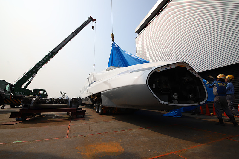 ブルーシートを吊り上げ、ついに車両が姿を現わした