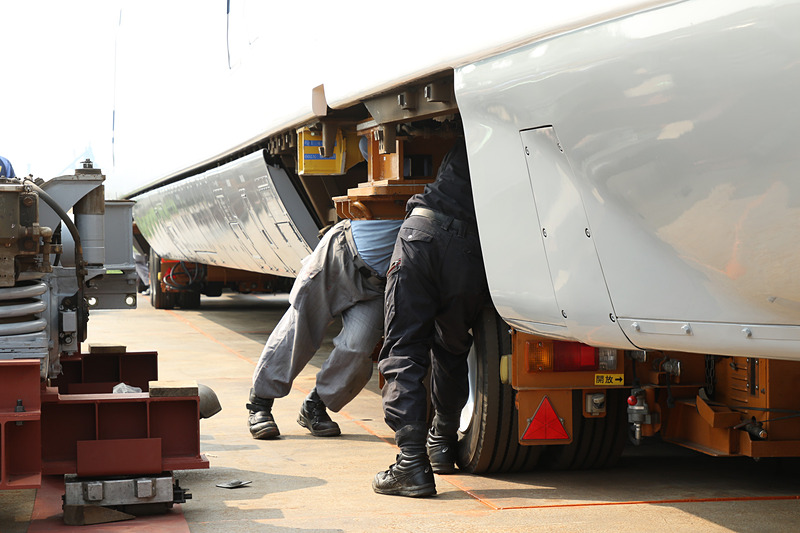 車両を吊り上げるためのアタッチメントを車体に取り付ける