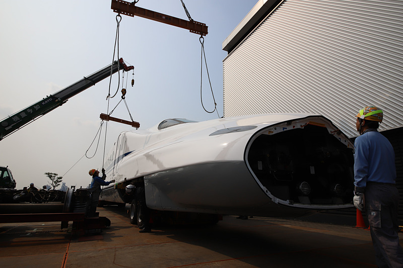 車両を吊り上げるためのアタッチメントを車体に取り付ける