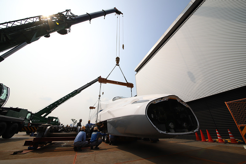 吊り上げるためのワイヤを車体に取り付け