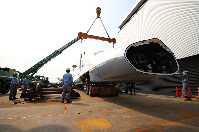 吊り上げには2台のクレーンの連携が必須だ