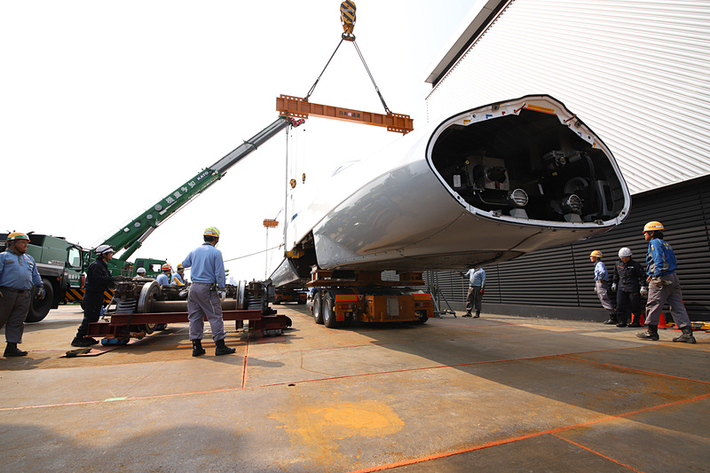 吊り上げには2台のクレーンの連携が必須だ