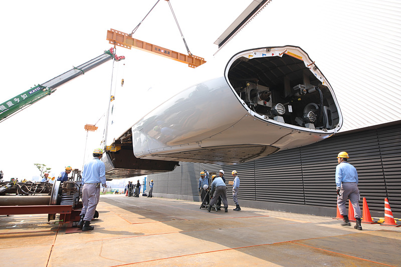寸分のズレもないように、「馬」の上に慎重に新幹線車両を下ろす