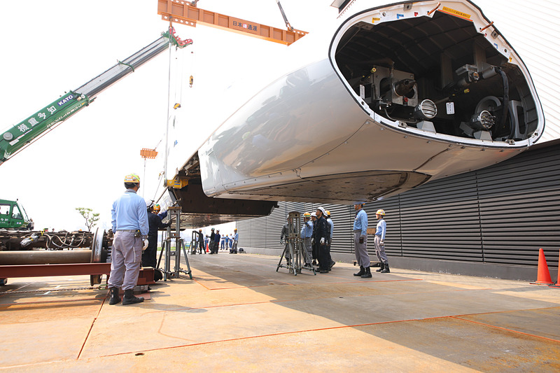 寸分のズレもないように、「馬」の上に慎重に新幹線車両を下ろす