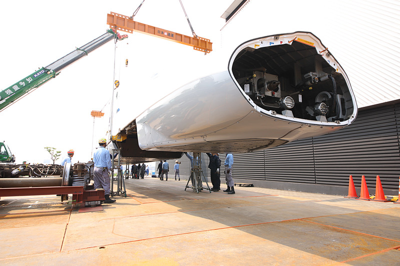 寸分のズレもないように、「馬」の上に慎重に新幹線車両を下ろす