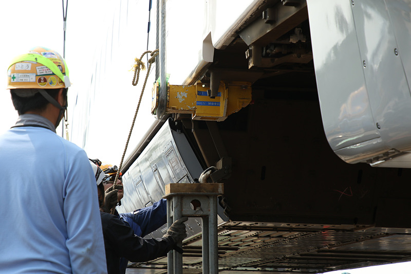 寸分のズレもないように、「馬」の上に慎重に新幹線車両を下ろす