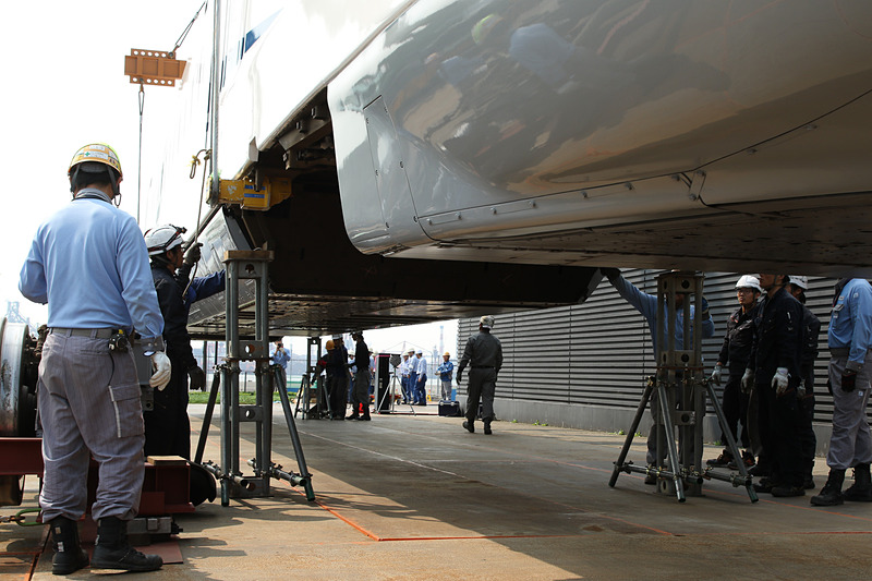 寸分のズレもないように、「馬」の上に慎重に新幹線車両を下ろす