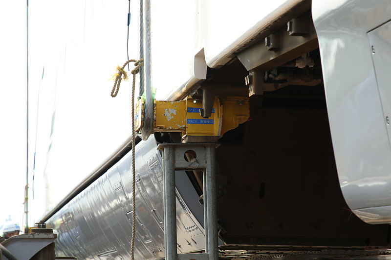 寸分のズレもないように、「馬」の上に慎重に新幹線車両を下ろす