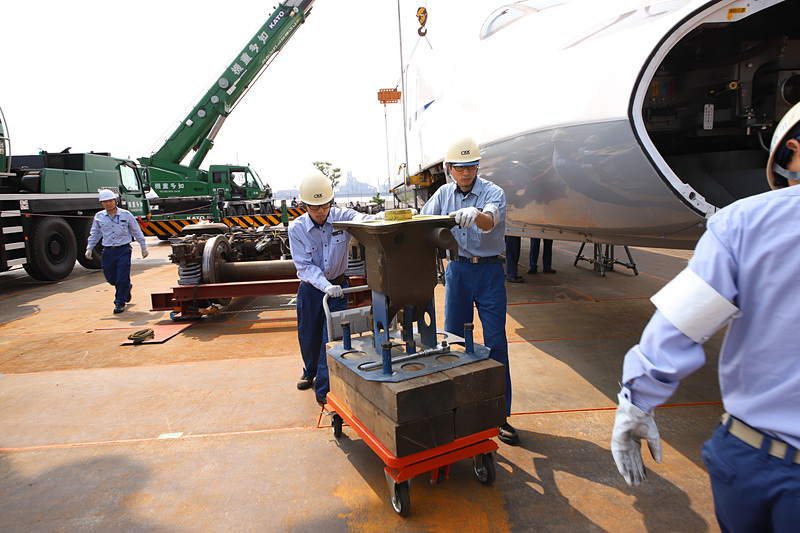 運ばれる「中心ピン」。台車と車体をつなぐ文字通り要のパーツだ