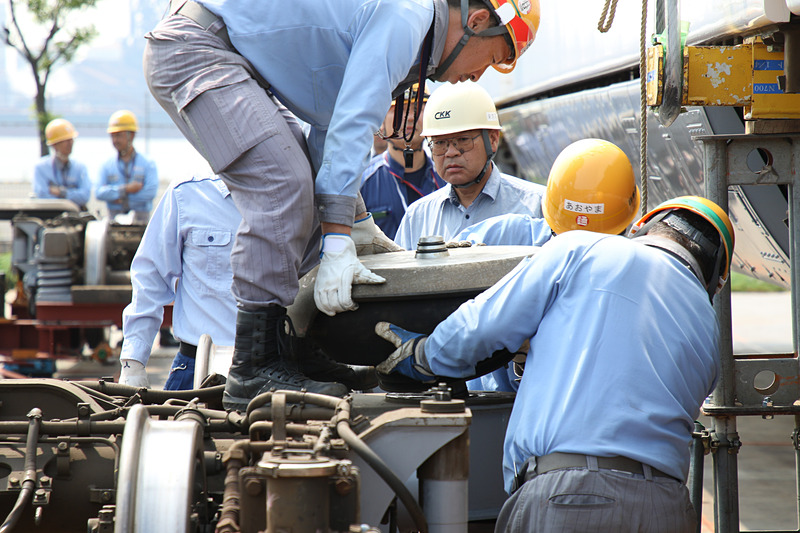 台車の左右にある「空気ばね」。N700系はこの「空気ばね」による車体傾斜装置を新幹線車両としてはじめて搭載した