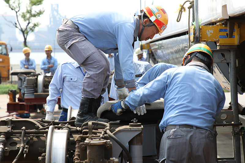 台車の左右にある「空気ばね」。N700系はこの「空気ばね」による車体傾斜装置を新幹線車両としてはじめて搭載した