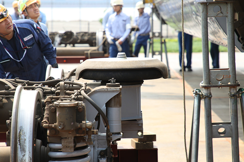 台車の左右にある「空気ばね」。N700系はこの「空気ばね」による車体傾斜装置を新幹線車両としてはじめて搭載した