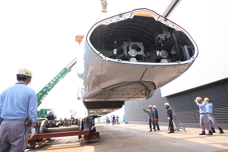 再び慎重に車体を吊り上げ、台車に載せる