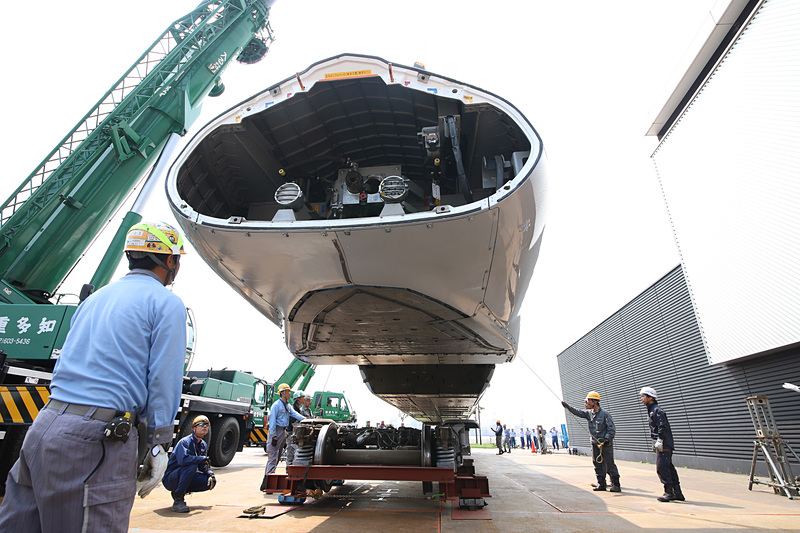 再び慎重に車体を吊り上げ、台車に載せる
